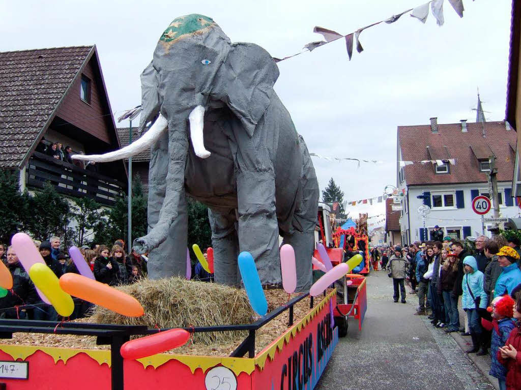 Ausgelassene Narretei und Frohsinn beim Fasnetumzug am Sonntag in Hartheim.