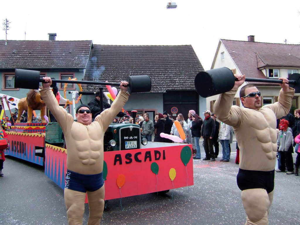 Ausgelassene Narretei und Frohsinn beim Fasnetumzug am Sonntag in Hartheim.