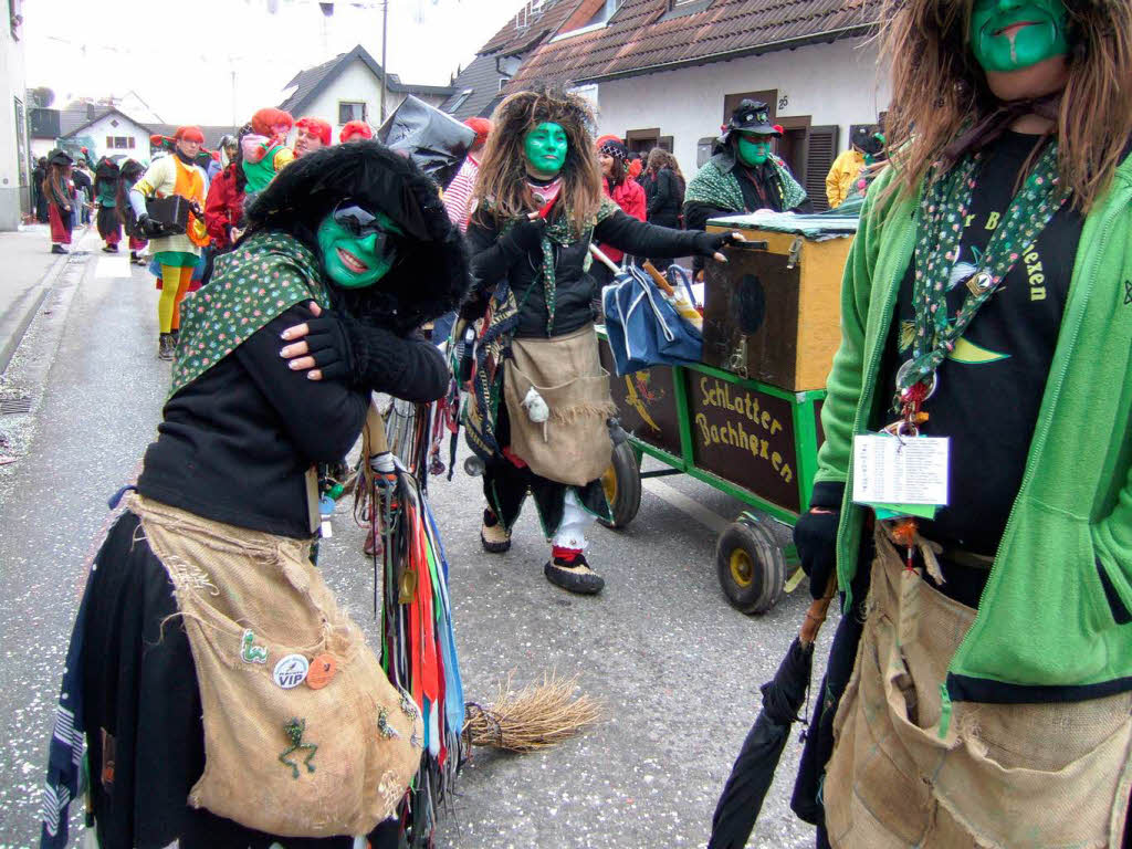 Ausgelassene Narretei und Frohsinn beim Fasnetumzug am Sonntag in Hartheim.