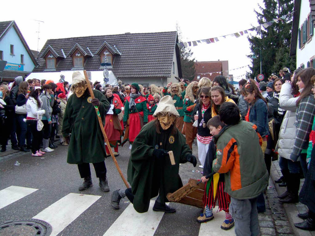 Ausgelassene Narretei und Frohsinn beim Fasnetumzug am Sonntag in Hartheim.