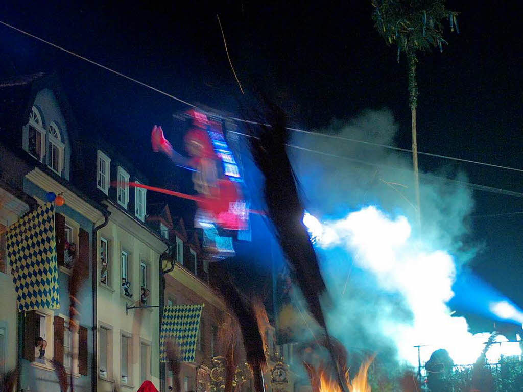 Die Hexe fliegt ber den Marktplatz.