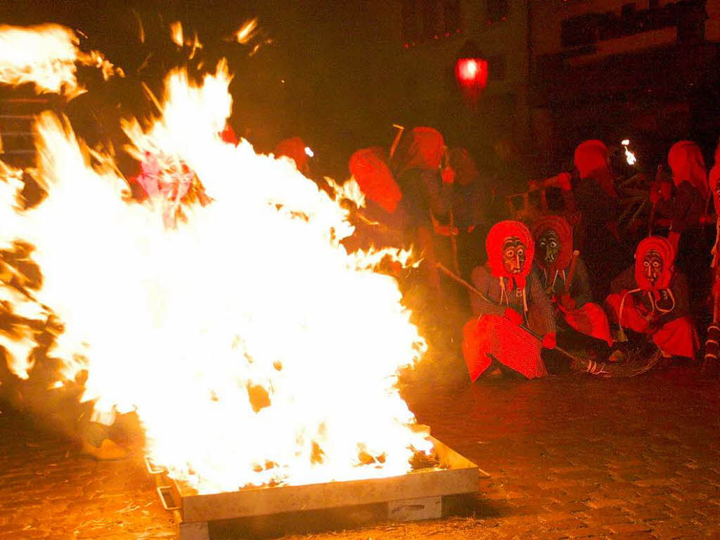 Die Kandelhexen im Schein des Feuers.