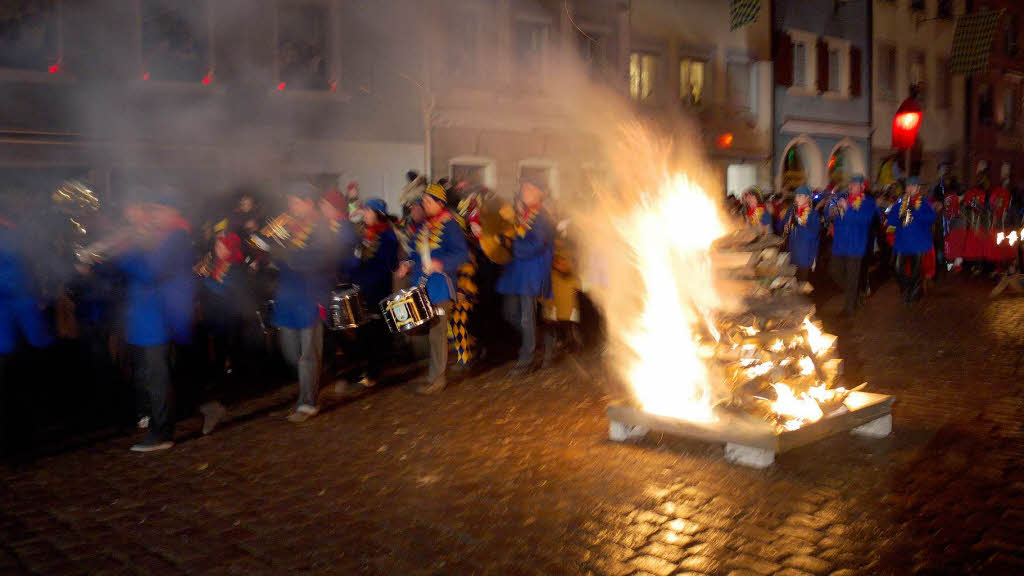 Die Stadtmusik im Schein des Feuers.