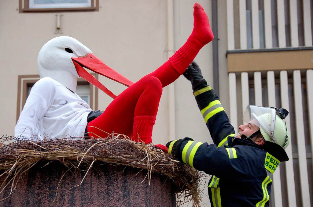 Komm her, Du Storch. Lass dich beringen. Komm her, Du Storch. Lass dich beringen.