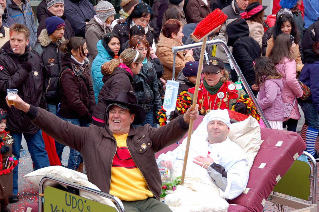 Närrisches Treiben auf den Straßen von Schopfheim am Fasnachtssonntag. Närrisches Treiben auf den Straßen von Schopfheim am Fasnachtssonntag.