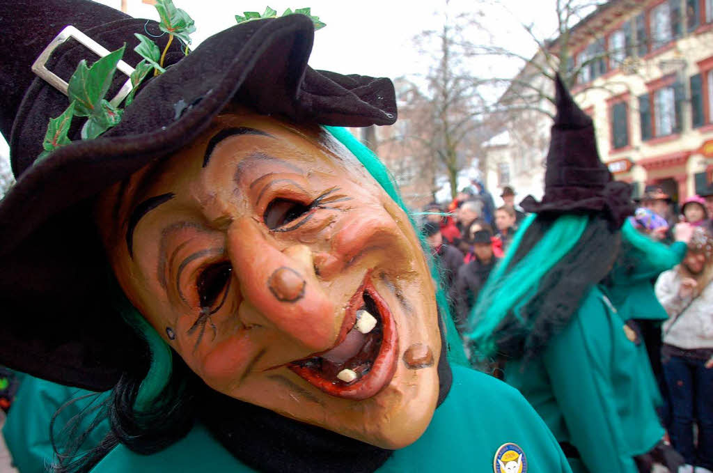 Närrisches Treiben auf den Straßen von Schopfheim am Fasnachtssonntag. Närrisches Treiben auf den Straßen von Schopfheim am Fasnachtssonntag.