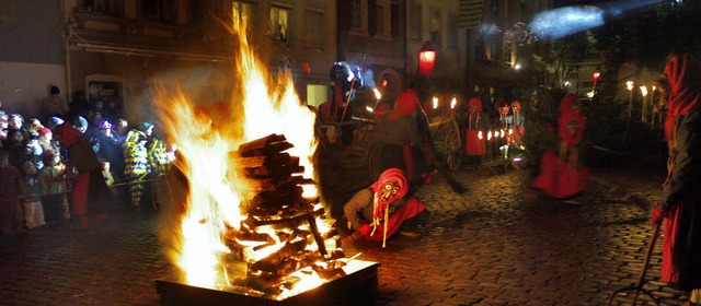 Die Kandelhexen im Schein des Feuers.  | Foto: Eberhard Wei