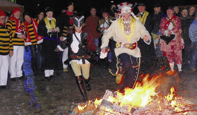 Feuersprnge: Fr die Waldstadtfger g...chen Partnerstadt Lewes durchs Feuer.   | Foto: Herbst