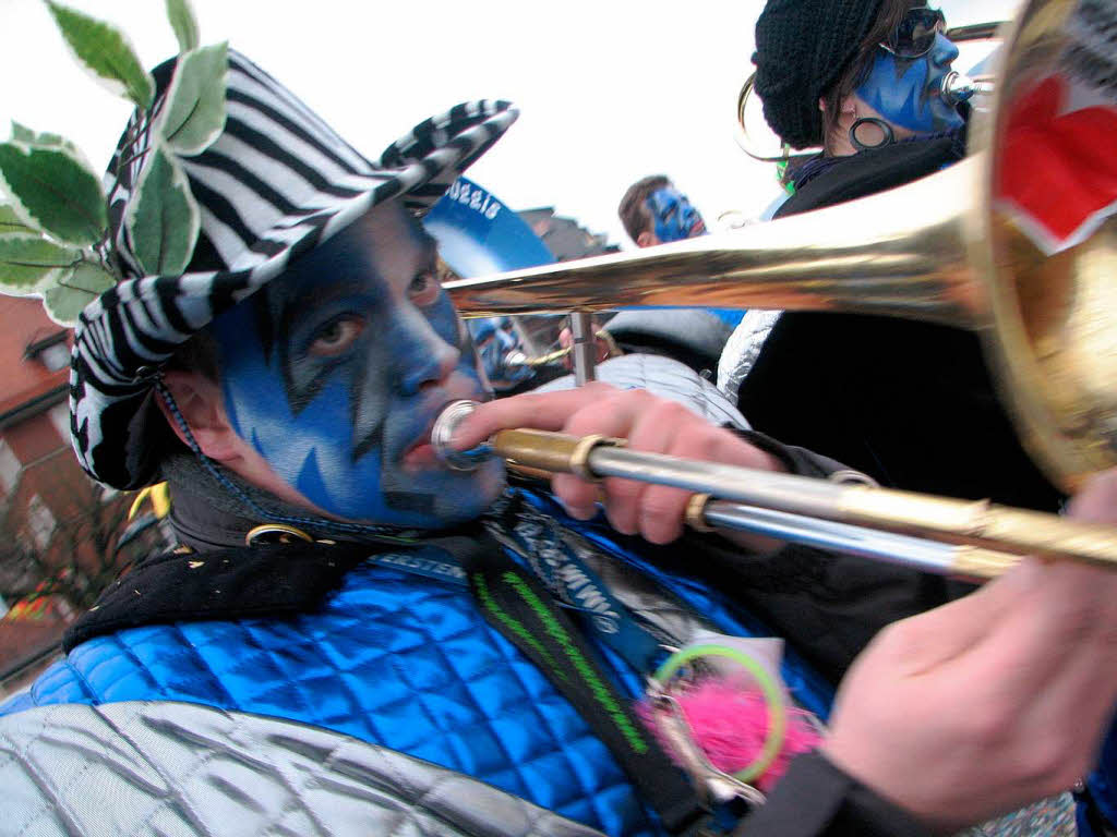 55 Fasnachtscliquen und Musikgruppen gab es beim Umzug der Narro Altfischerzunft und der Salmfnger am Sonntag in Laufenburg.