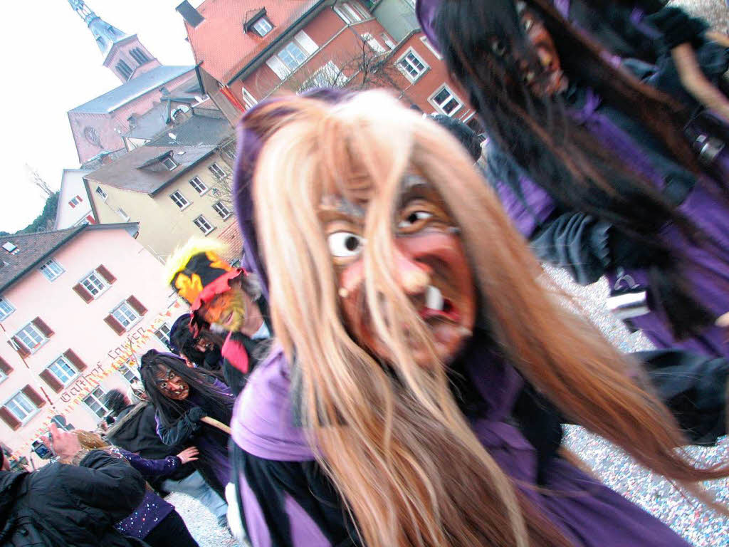 55 Fasnachtscliquen und Musikgruppen gab es beim Umzug der Narro Altfischerzunft und der Salmfnger am Sonntag in Laufenburg.