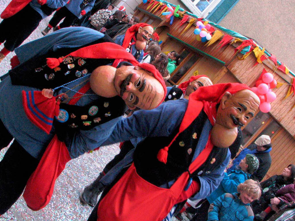 55 Fasnachtscliquen und Musikgruppen gab es beim Umzug der Narro Altfischerzunft und der Salmfnger am Sonntag in Laufenburg.