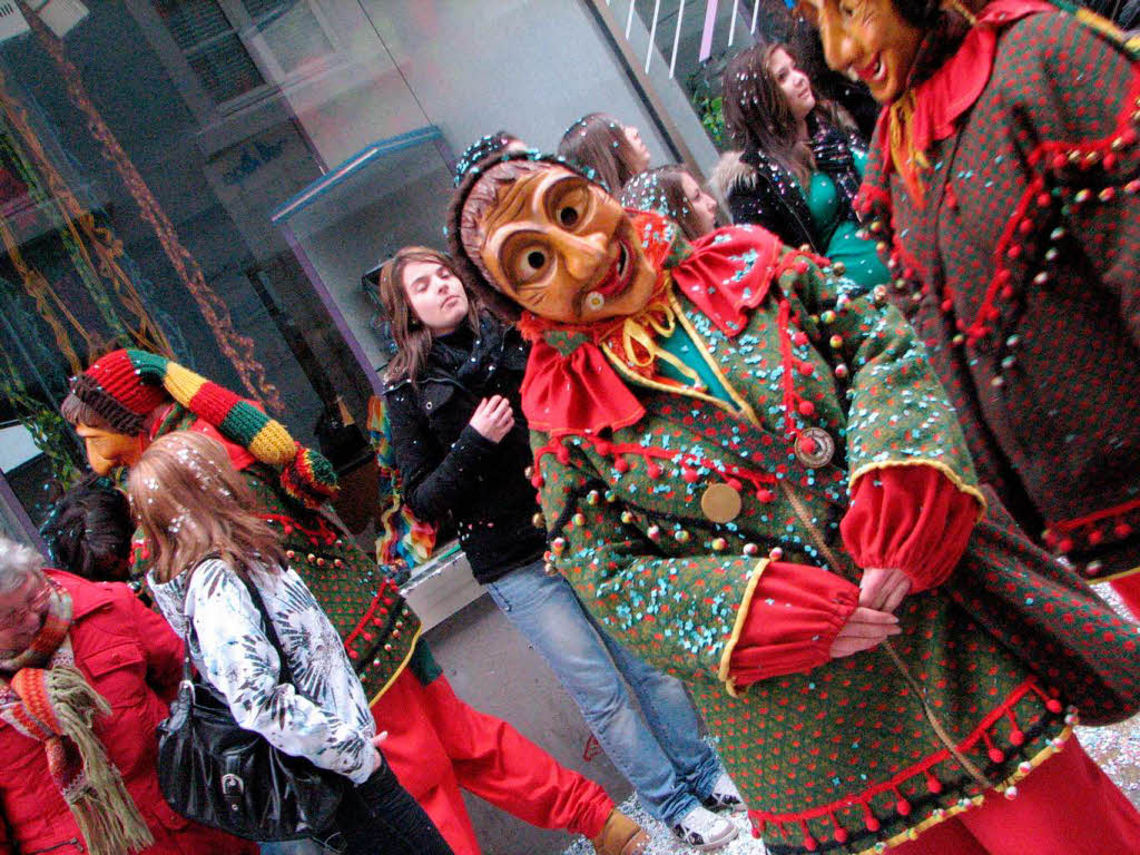 55 Fasnachtscliquen und Musikgruppen gab es beim Umzug der Narro Altfischerzunft und der Salmfnger am Sonntag in Laufenburg.