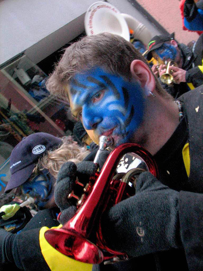 55 Fasnachtscliquen und Musikgruppen gab es beim Umzug der Narro Altfischerzunft und der Salmfnger am Sonntag in Laufenburg.