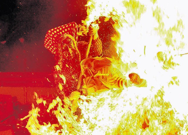 Spektakulre Sprnge durch das Feuer l...te Besucher auf den Festhallenplatz.    | Foto: Roger Mller
