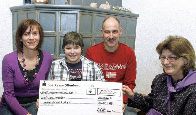 Jeanette, Dominik und Manfred Wangler ...ike Braun   am Samstag bergeben hat.   | Foto: fssel