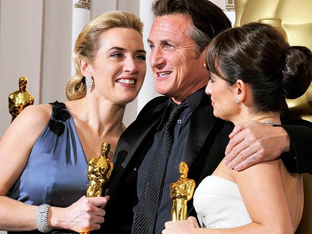 Da strahlen sie: Sean Penn mit Kate Winslet und Penelope Cruz.  | Foto: dpa