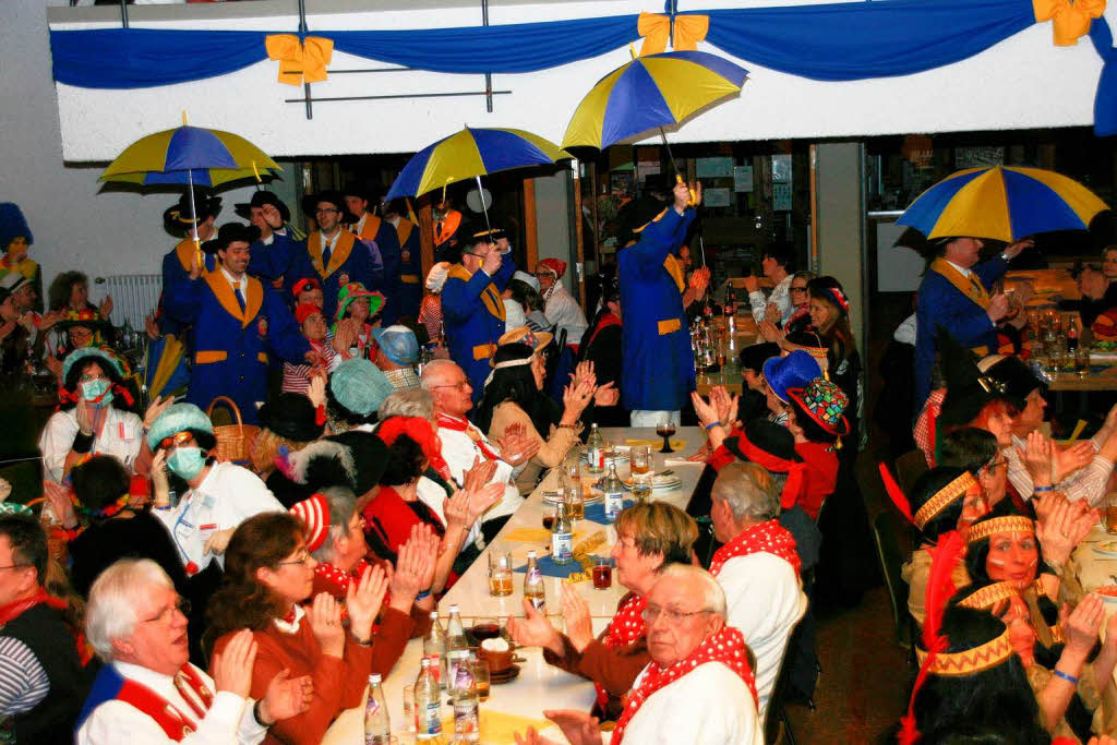 Kabarettprogramm beim Elferratsball auf der Bhne, im Saal illustre Gestalten, die sich fr den Preismaskenball gekonnt in Szene setzten