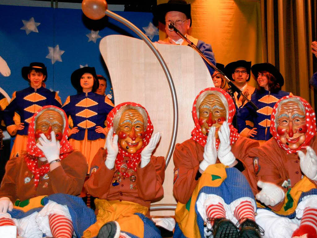 Kabarettprogramm beim Elferratsball auf der Bhne, im Saal illustre Gestalten, die sich fr den Preismaskenball gekonnt in Szene setzten