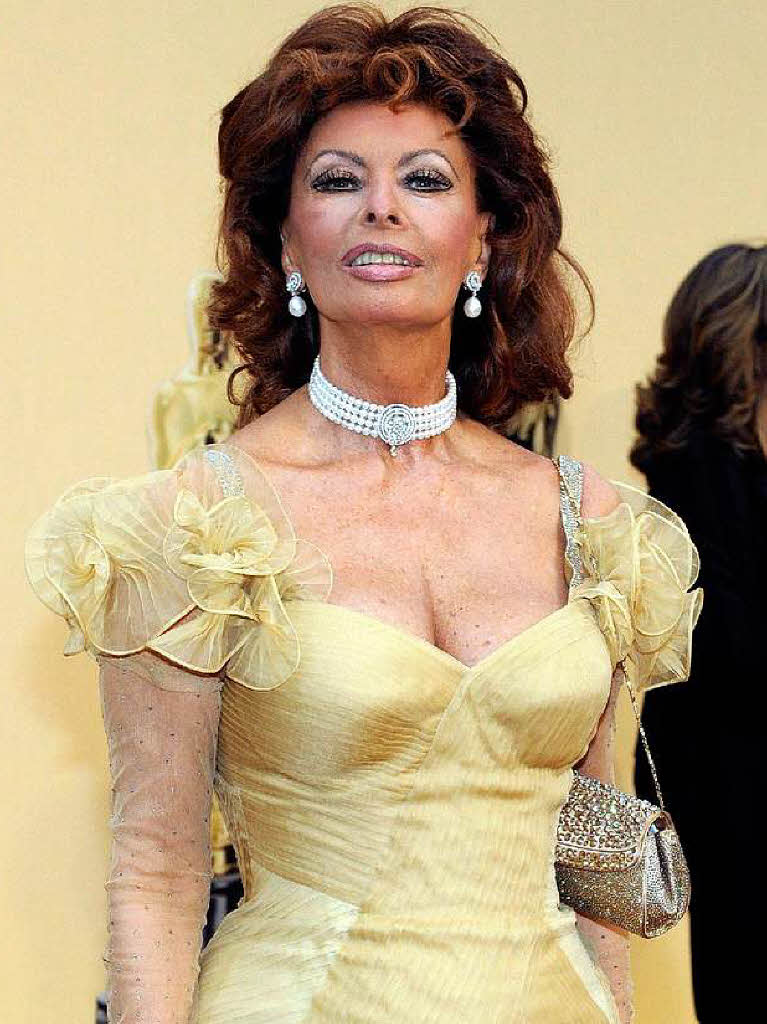 Die groe Diva Sophia Loren trug ein kitschiges Rschenkleid in hellgelb