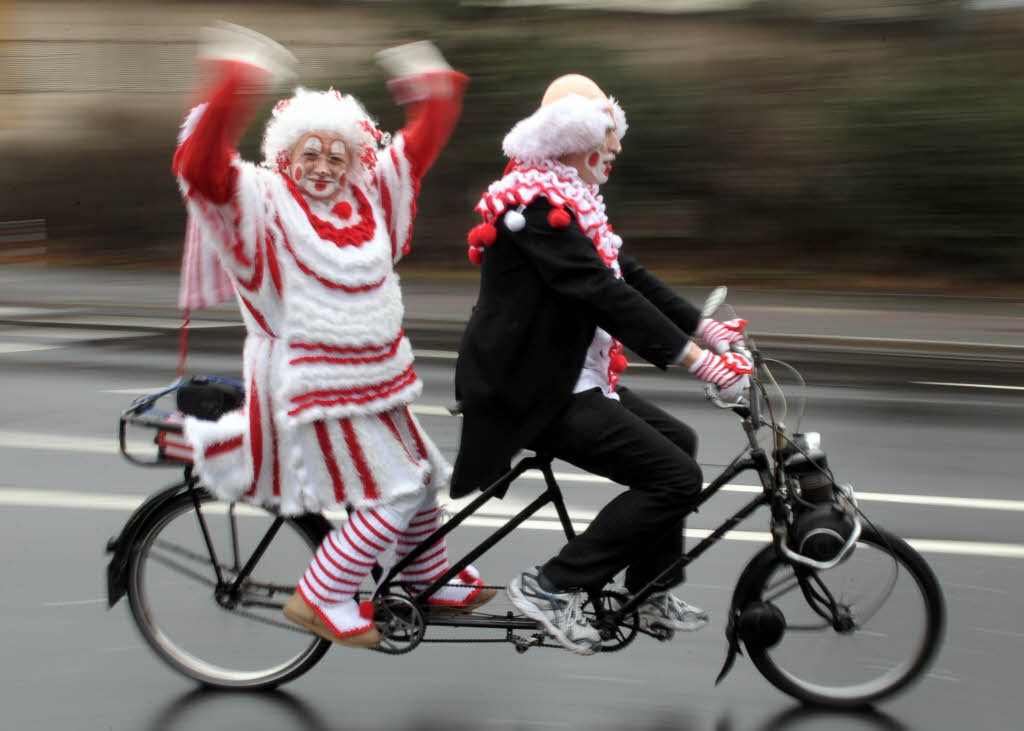 Auf dem     Solex-Tandem zum Rosenmontagsumzug in Dsseldorf