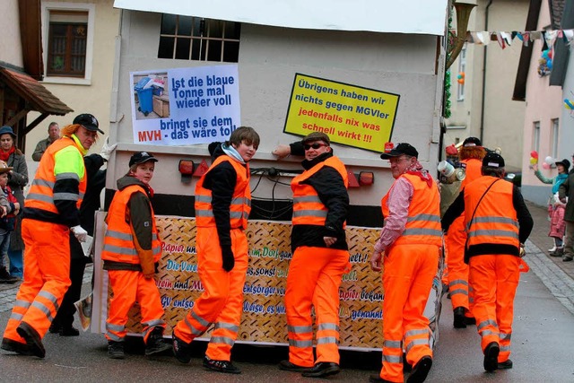 Wer seinen Fasnetswagen liebt, der schiebt.  | Foto: Eberhard Kopp