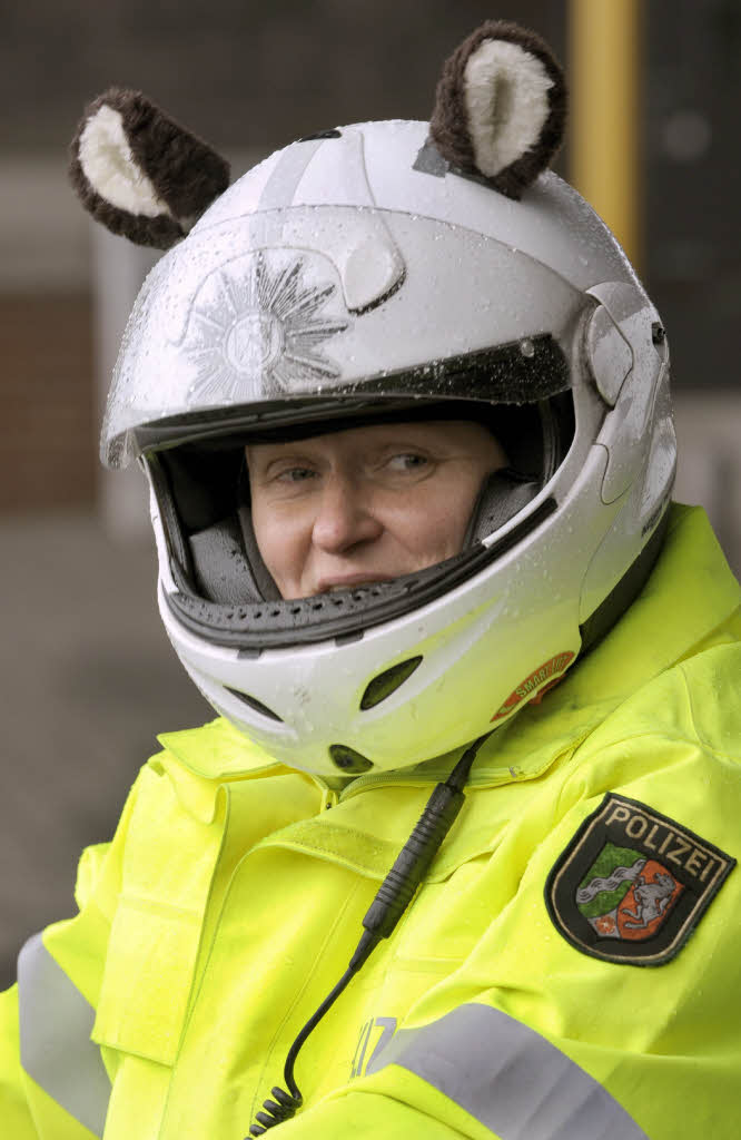 Lauschangriff der Polizei beim Rosenmontagsumzug in Dsseldorf.