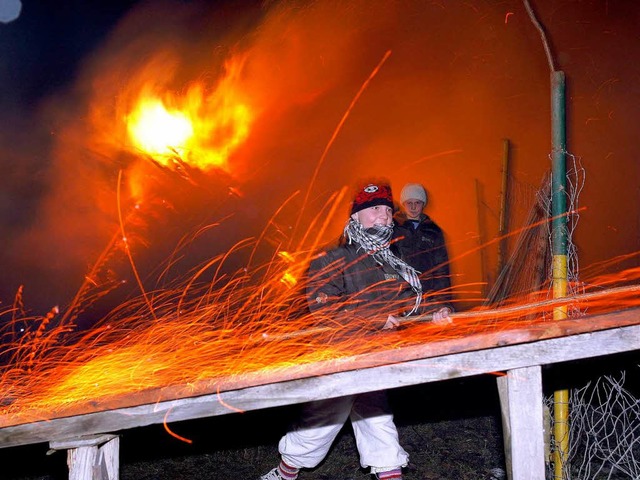 Die Holzscheibe wird im Feuer glhend ...r die Rampe weit ins Tal geschlagen.    | Foto: Peter Heck