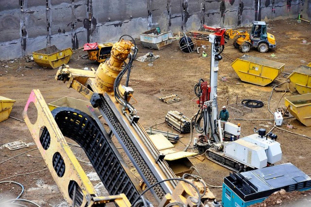 Auf der Baustelle des Bakola-Gelndes ...gen bis zu 160  Meter Tiefe in Arbeit.  | Foto: Thomas Kunz