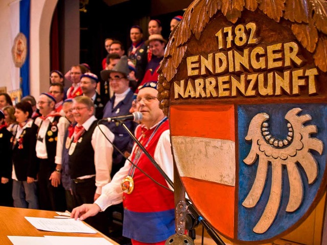 Gruppenbild mit Zunfttafel: Vertreter ...Josef Vollherbst zur Ordensverleihung.  | Foto: Martin Wendel