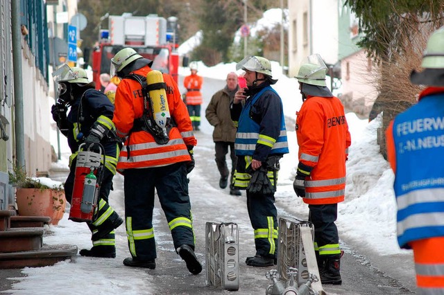 Die Feuerwehrleute dringen unter Atemschutz ins Klsterle ein.   | Foto: Max Spiegelhalter