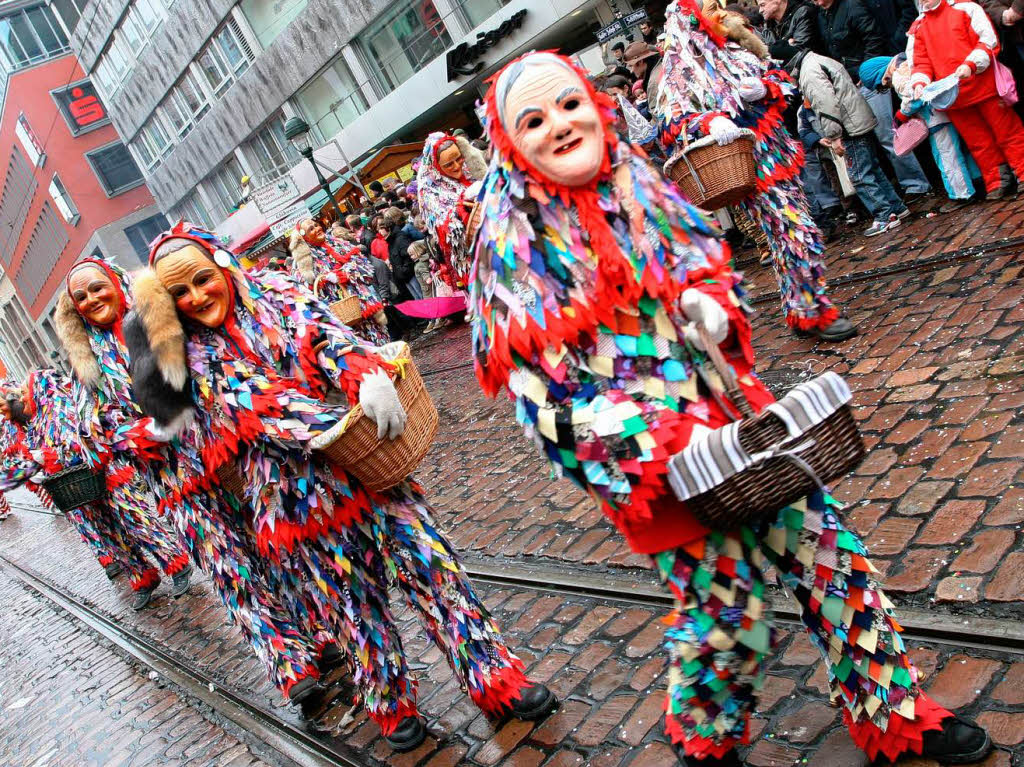 80.000 Zuschauer, 4000 Hstrger, 100 Znfte, 25 Kapellen: Der Rosenmontagsumzug in Freiburg.