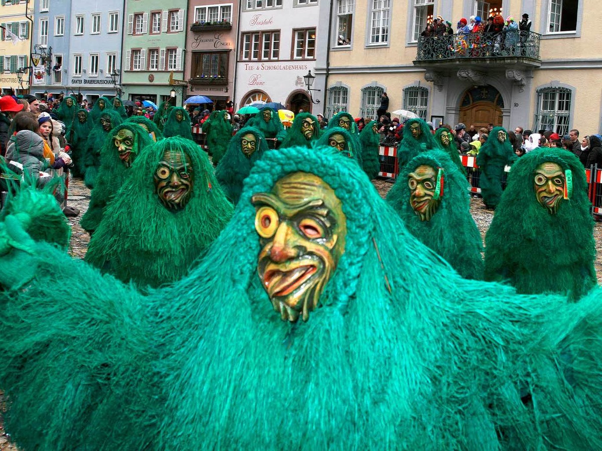 80.000 Zuschauer, 4000 Hstrger, 100 Znfte, 25 Kapellen: Der Rosenmontagsumzug in Freiburg.