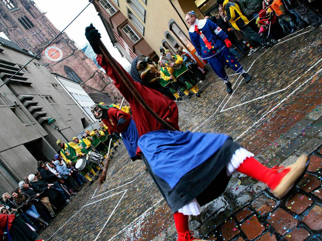 80.000 Zuschauer, 4000 Hstrger, 100 Znfte, 25 Kapellen: Der Rosenmontagsumzug in Freiburg.