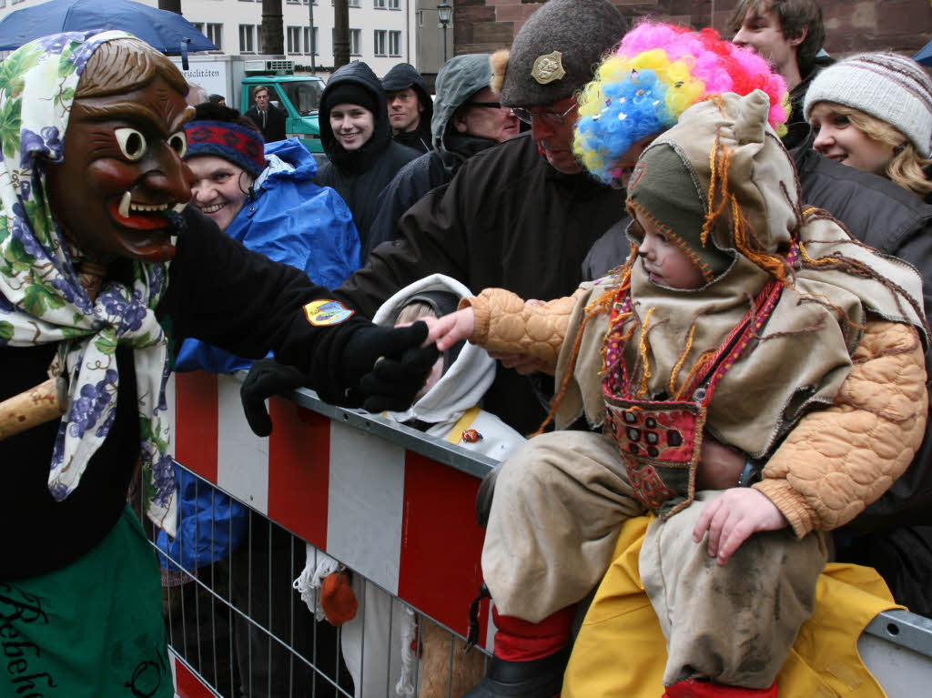 80.000 Zuschauer, 4000 Hstrger, 100 Znfte, 25 Kapellen: Der Rosenmontagsumzug in Freiburg.