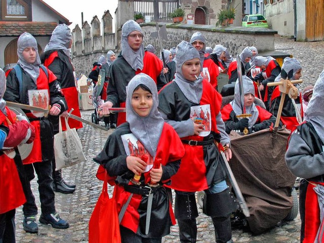 Als Rittersleute zogen die Landfrauen und ihr Nachwuchs durch Burkheim.  | Foto: Herbert Trogus