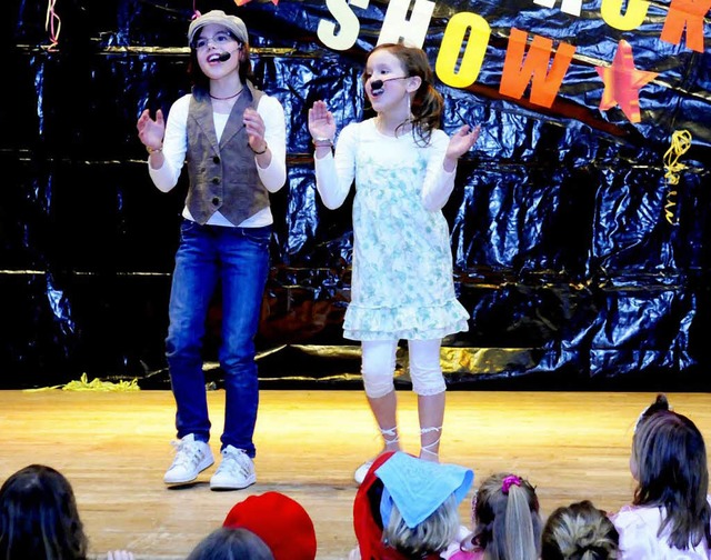 Sofia und Theresia Schtzle siegten bei  der Mini-Playback-Show.   | Foto: wk