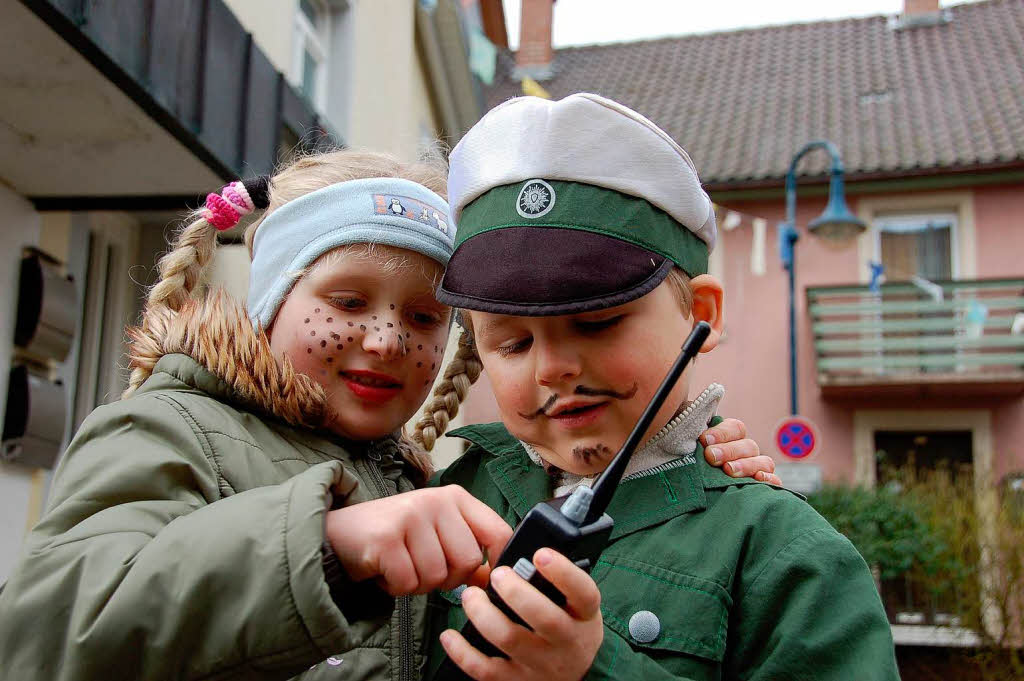 Am Straenrand beschftigten sich Pippi Langstrumpf und der Polizist mit dem Funkgert.