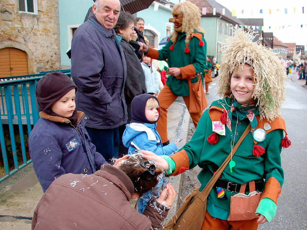 Mit Stroh „eingeseift“ wurden Zuschauer von den lberggeistern aus Ehrenstetten.