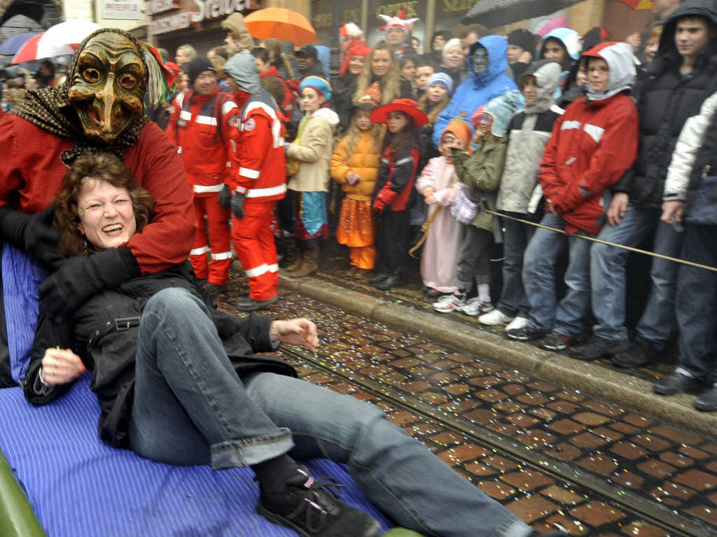 80.000 Zuschauer, 4000 Hstrger, 100 Znfte, 25 Kapellen: Der Rosenmontagsumzug in Freiburg.