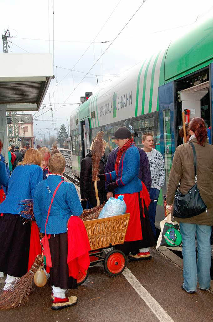 Gundelfinger Dorfhexen beim Ausstieg beim Einbstieg in den Denzlinger Narren(um)zug