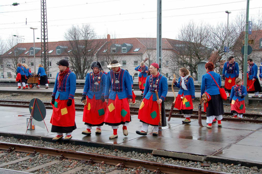 Gundelfinger Dorfhexen beim Ausstieg beim Einbstieg in den Denzlinger Narren(um)zug