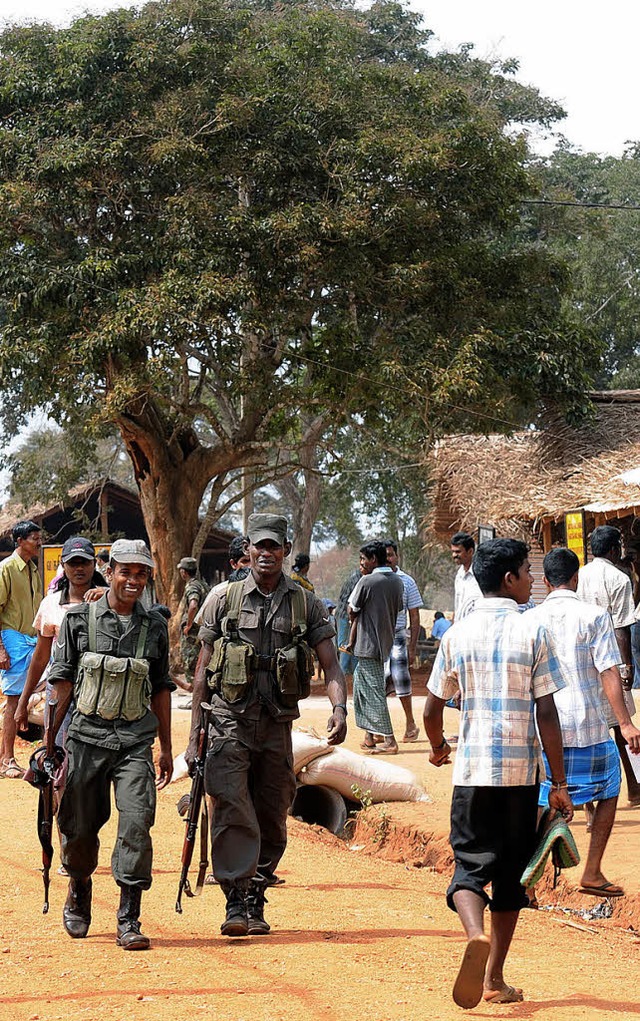 Soldaten patrouillierten gestern bei V...en, die vor dem Krieg geflohen sind.    | Foto: AFP