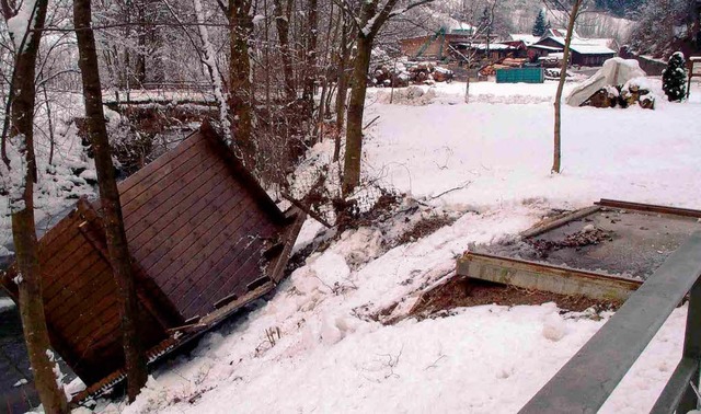 Das Wartehuschen wurde aus seiner Ver...e Bschung hinunter in Richtung Rench.  | Foto: bz