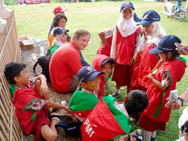 Sren Hildebrand mit  indonesischen Ki...e Jugendrotkreuzgruppe  aufbauen will.  | Foto: Sren Hildebrand