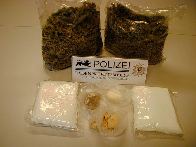 Die Fahnder stellten mehr als zwei Kil...70 Gramm Kokain bei dem Dealer sicher. 