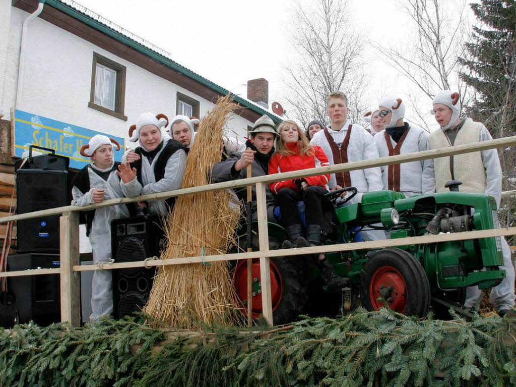 Das närrische Volk war von den verschiedenen Themenwagen und den närrischen Beiträgen begeistert Das närrische Volk war von den verschiedenen Themenwagen und den närrischen Beiträgen begeistert