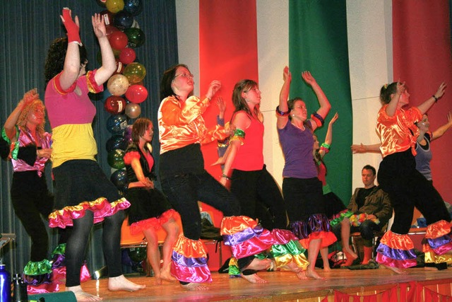 In farbenfroher Bekleidung begeisterten die Hohwaldgeister mit ihrer Tanzeinlage  | Foto: Anton Winzer