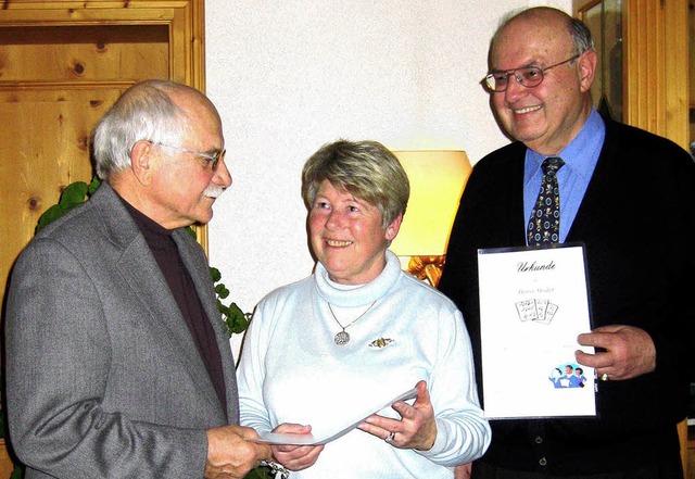 Peter Gschwind (links) zeichnete Elke ...liches Engagement im Kirchenchor aus.   | Foto: rombach