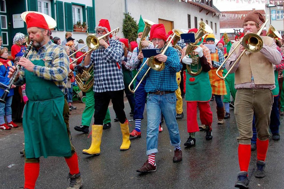 Die „Zwerge“ des Musikvereins Ewattingen führten den Umzug an. (Foto: Juliane Kühnemund) Die „Zwerge“ des Musikvereins Ewattingen führten den Umzug an. (Foto: Juliane Kühnemund)