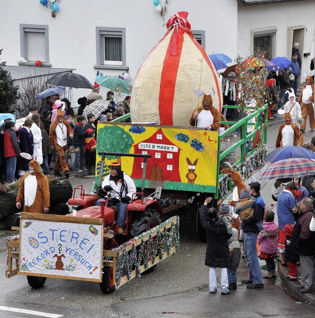 Das riesige Ei am Ortseingang nahm diese Gruppe  aufs Korn.   | Foto: Hiller